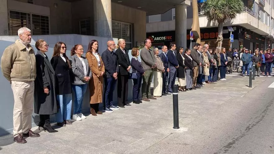 Minuto de silencio por el asesinato machista de una niña de tres años a manos de su padre en Torrevieja