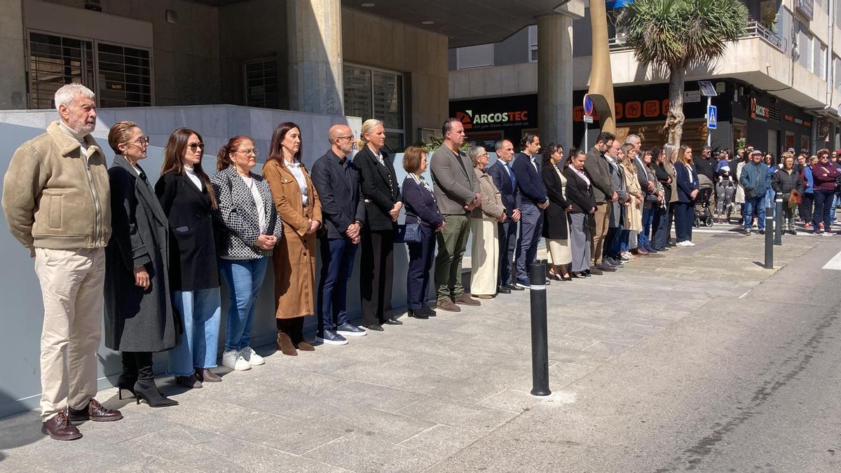 Minuto de silencio por el asesinato machista de una niña de tres años a manos de su padre en Torrevieja