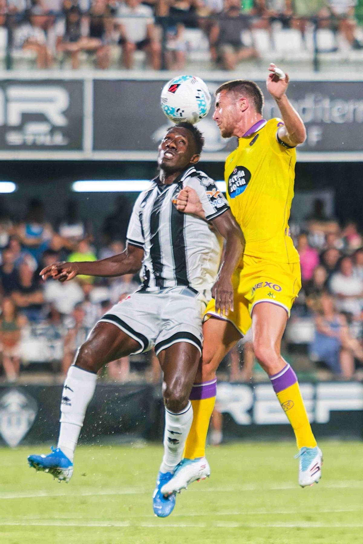 Ousmane Camara pugna por un balón aéreo en el Castellón-Valladolid.