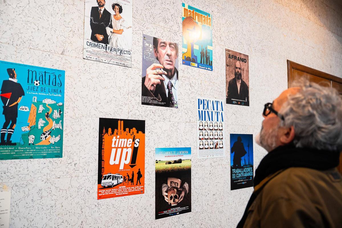 Antonio Durán "Morris", uno de los asistentes a la inauguración de la muestra, observa algunos de los carteles de cine de Coyote.