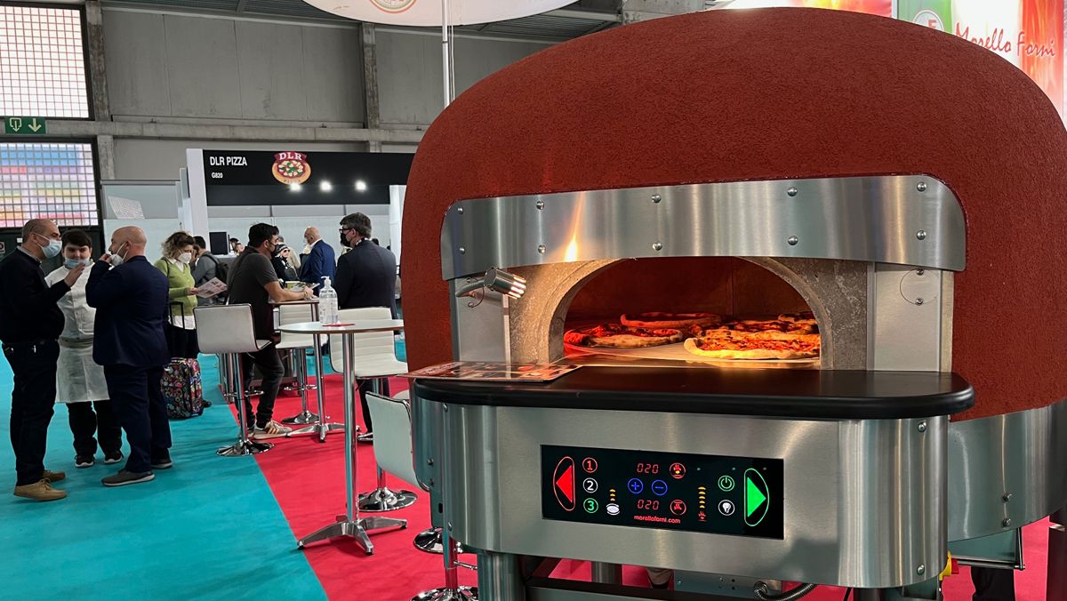 Horno de leña con pantalla táctil, en Hostelco