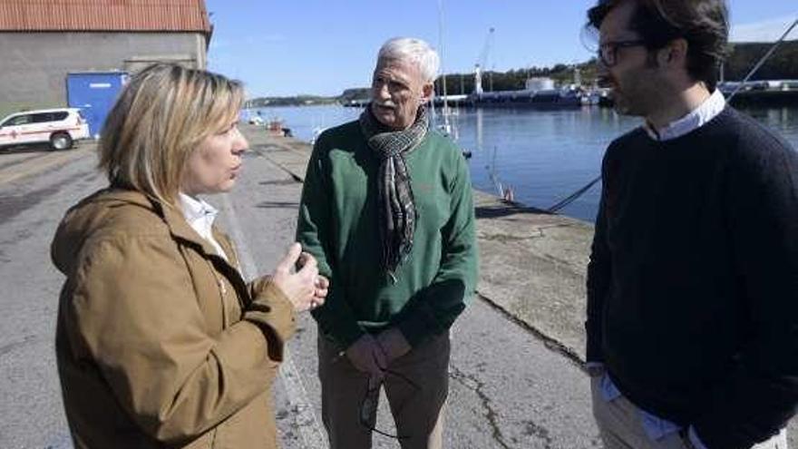 Esther Llamazares, Tomás Badiola y Alejandro Álvarez, ayer, en el puerto pesquero de Avilés.