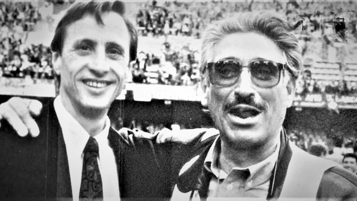 El futbolista Johan Cruyff (izquierda) junto al fotoperiodista Horacio Seguí (derecha).