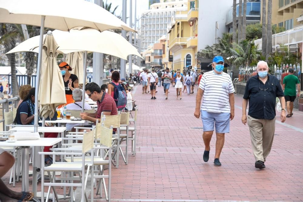 Las mascarillas invaden Las Canteras