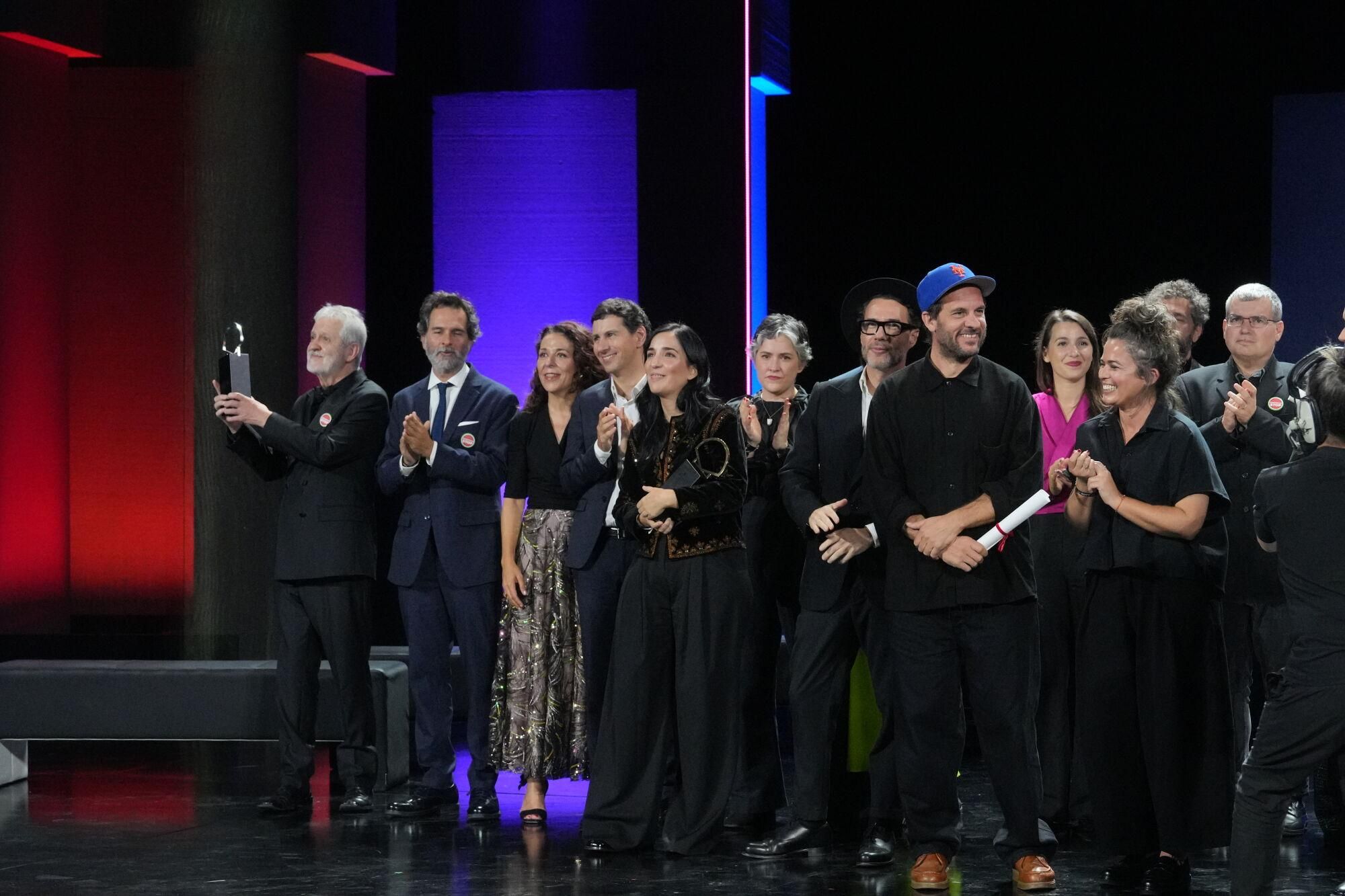 Foto de familia de los premiados durante la gala de clausura del Festival de San Sebastián, en el Teatro Victoria Eugenia, a 27 de septiembre de 2025, en San Sebastián, Guipúzcoa, País Vasco (España). El festival ha celebrado su 73ª edición del 19 al 27 de septiembre de 2025, reforzando su protagonismo global con 254 títulos de 56 países y una destacada presencia del cine español. La participación femenina detrás de cámaras ha aumentado y el cine vasco cuenta con 38 producciones. El certamen ha incluído secciones oficiales, estrenos, foros y actividades para profesionales y público. 27 SEPTIEMBRE 2025;CINE;SAN SEBASTIÁN;FESTIVAL;CINEASTAS;ACTRIZ;DIRECTOR;PELÍCULA; Unanue / Europa Press 27/09/2025. Unanue;