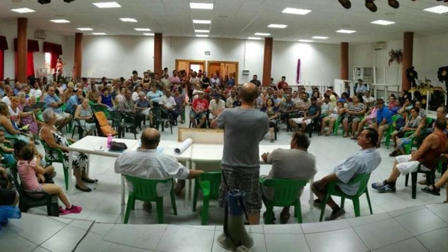 La multitudinaria reunión de vecinos contó con más de 200 participantes.