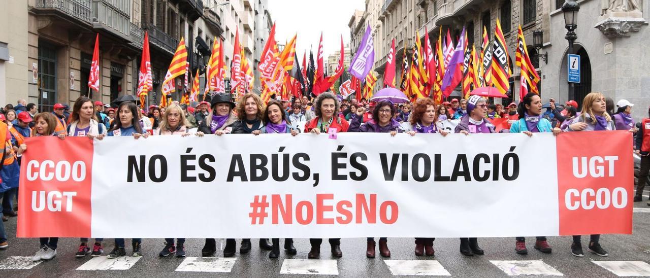 Una manifestació a Barcelona liderada per sindicats, on exhibeixen una pancarta on es pot llegir «No és abús, és violació». | ACN