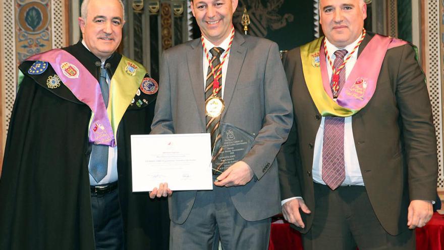 C. Martín, V. Morcillo y J. M. Medina durante la entrega del premio.