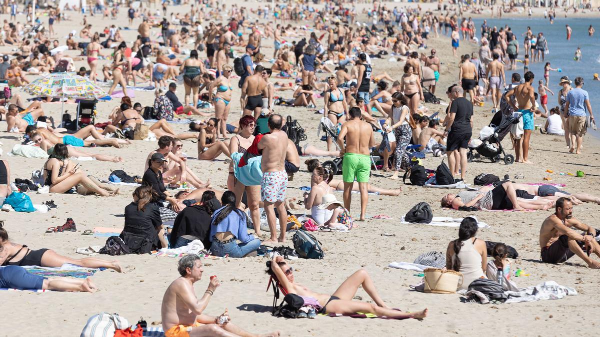 El calor llena las playas alicantinas