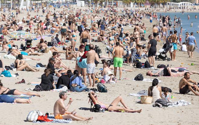 El calor llena las playas alicantinas