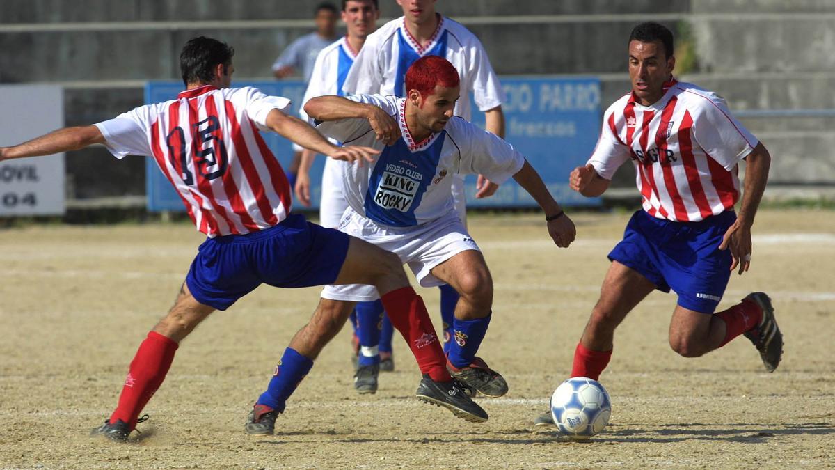 Lobera, entre dos jugadores del Navalcarnero, en un partido de la fase de ascenso a Segunda B de 2002.