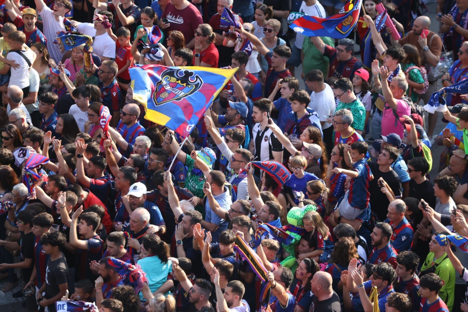 Recibimiento del Levante UD en el Ciutat de València