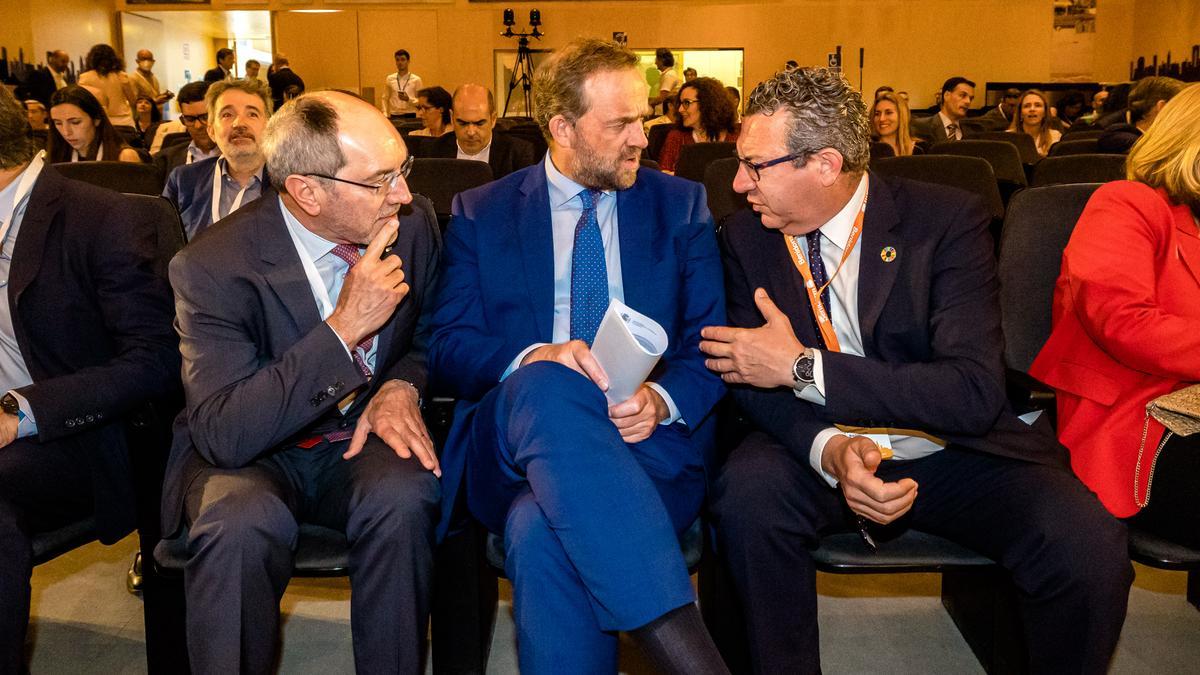 El secretario de Estado, flanqueado por el presidente de Ametic y el alcalde de Benidorm, en el salón de actos donde han tenido lugar las ponencias.