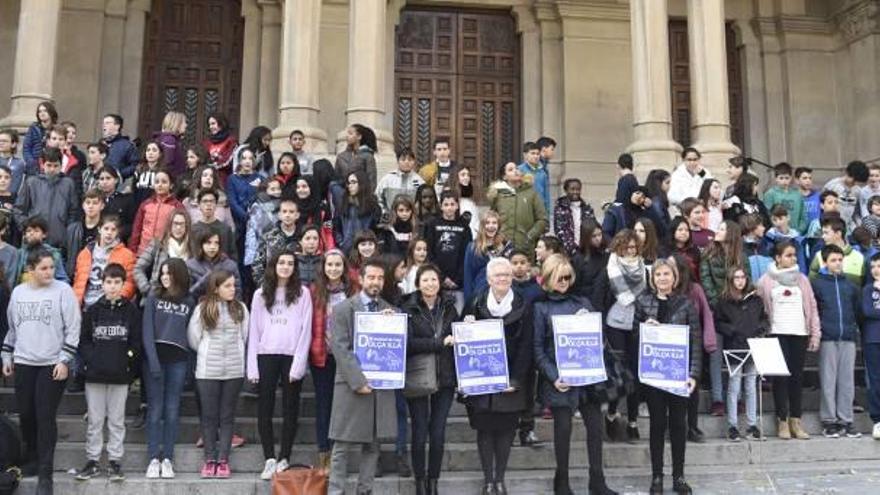 Promotors i alumnes de primer d&#039;ESO del Peguera. Els nois i noies van cantar ahir dos temes del musical