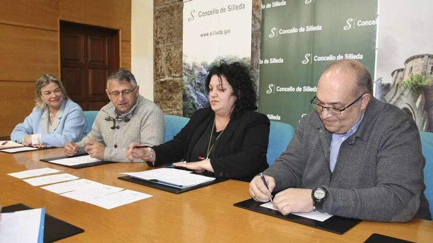 Kim Llobet, Manuel Cuiña, Pilar Peón y Carlos Vila, a mediodía de ayer, en el consistorio. // Bernabé