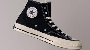 Unas zapatillas Converse.