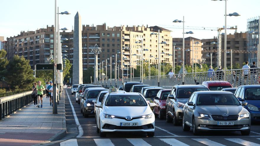 Este gesto está rompiendo la palanca de cambios de tu coche sin que te des cuenta