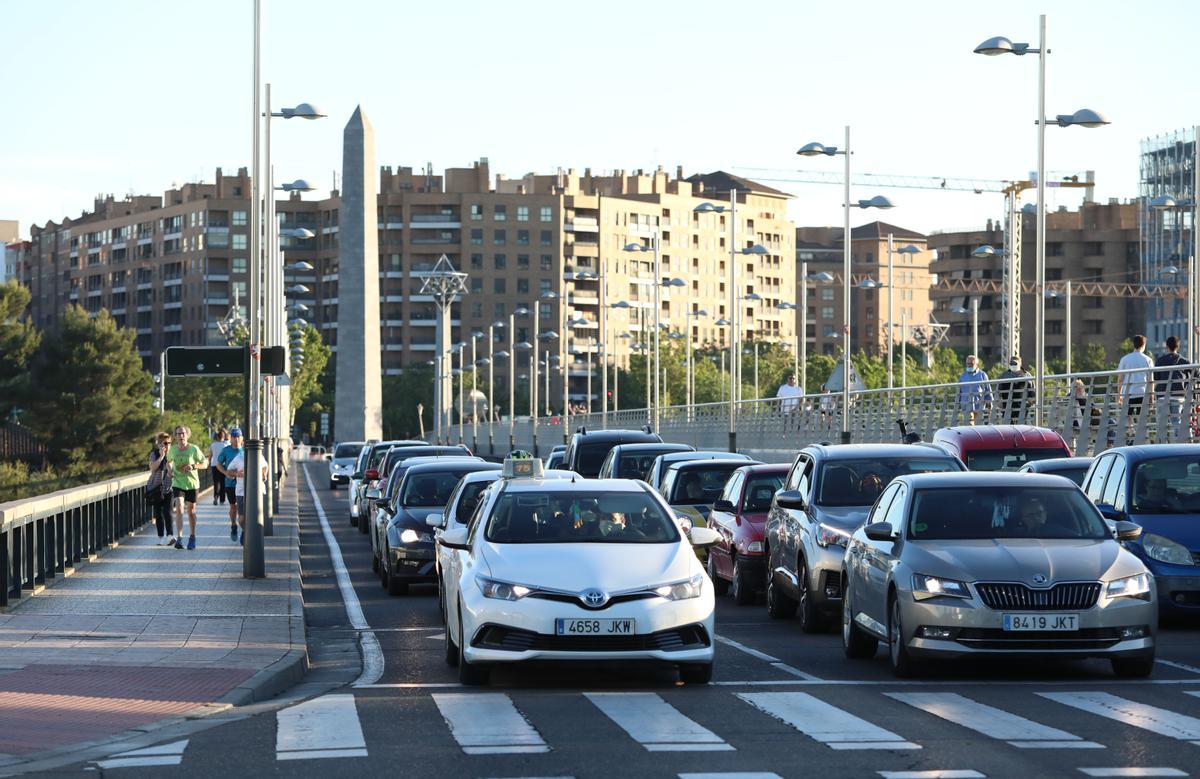 En las ciudades, los coches conviven hoy en día con bicicletas, patinetes, autobuses y tranvías.