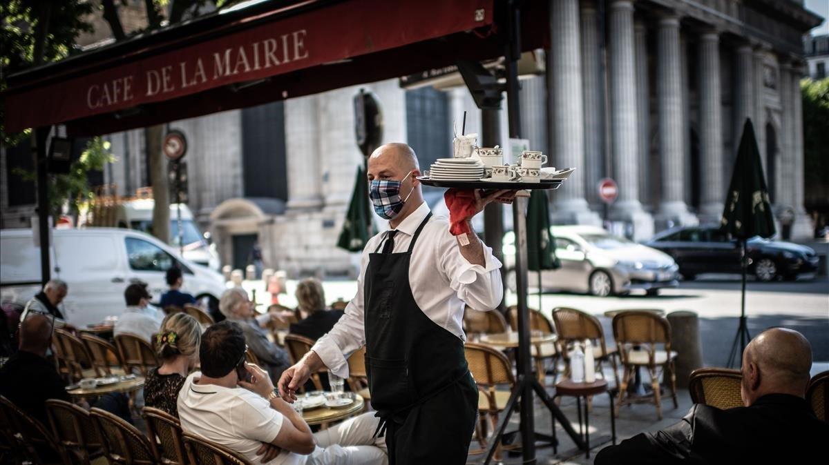 zentauroepp53622135 topshot   a waiter works at the terrasse of the cafe de flor200602151219