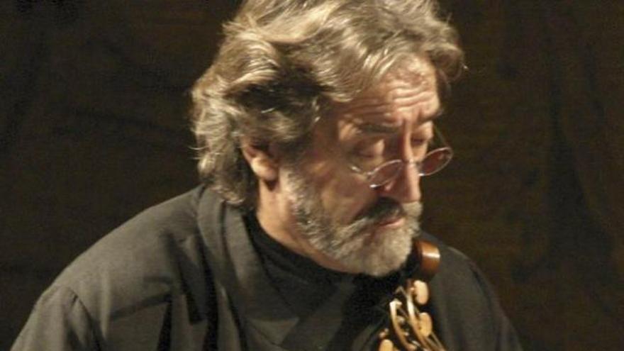 Jordi Savall interpreta una pieza en el Teatro Principal.