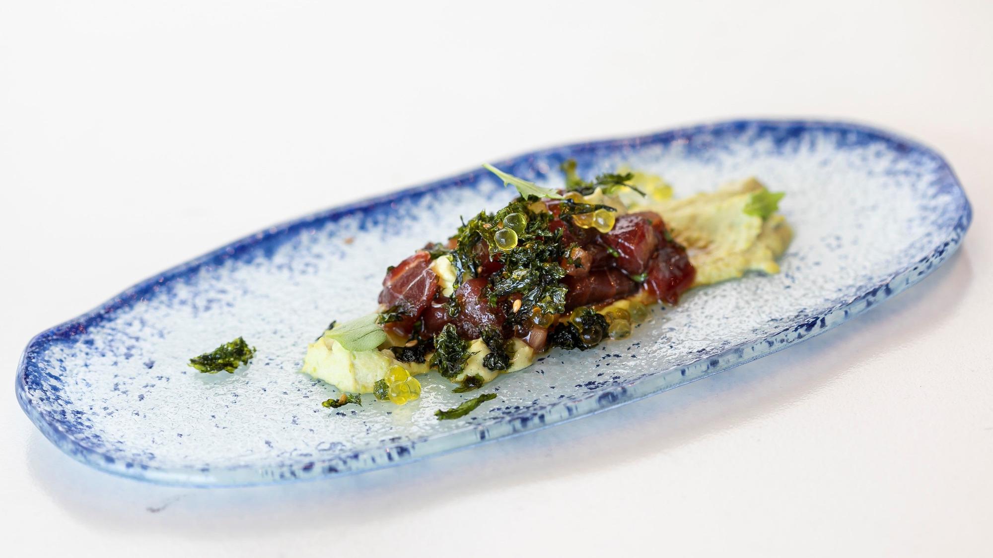 Tartar de atún rojo y aguacate con humus de 'edamame' del restaurante Tela Marinera.