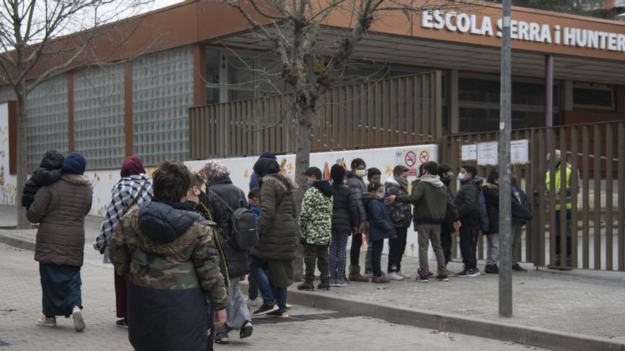 Entrada d&#039;alumnes a l&#039;escola Serra i Hunter de Manresa el primer dia del segon trimestre