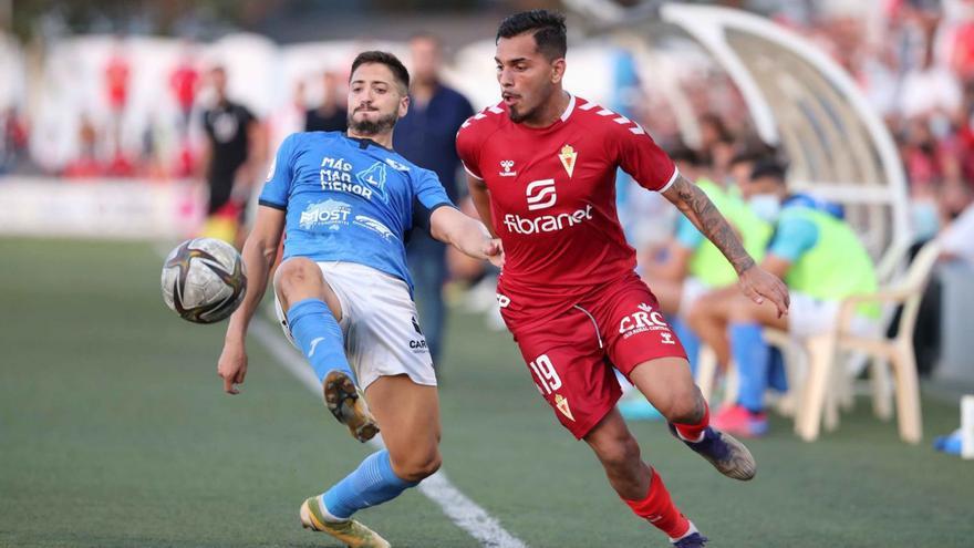 Juan Fernández y Álex Peque, durante el partido de la primera vuelta en El Pitín. | FRANCISCO PEÑARANDA