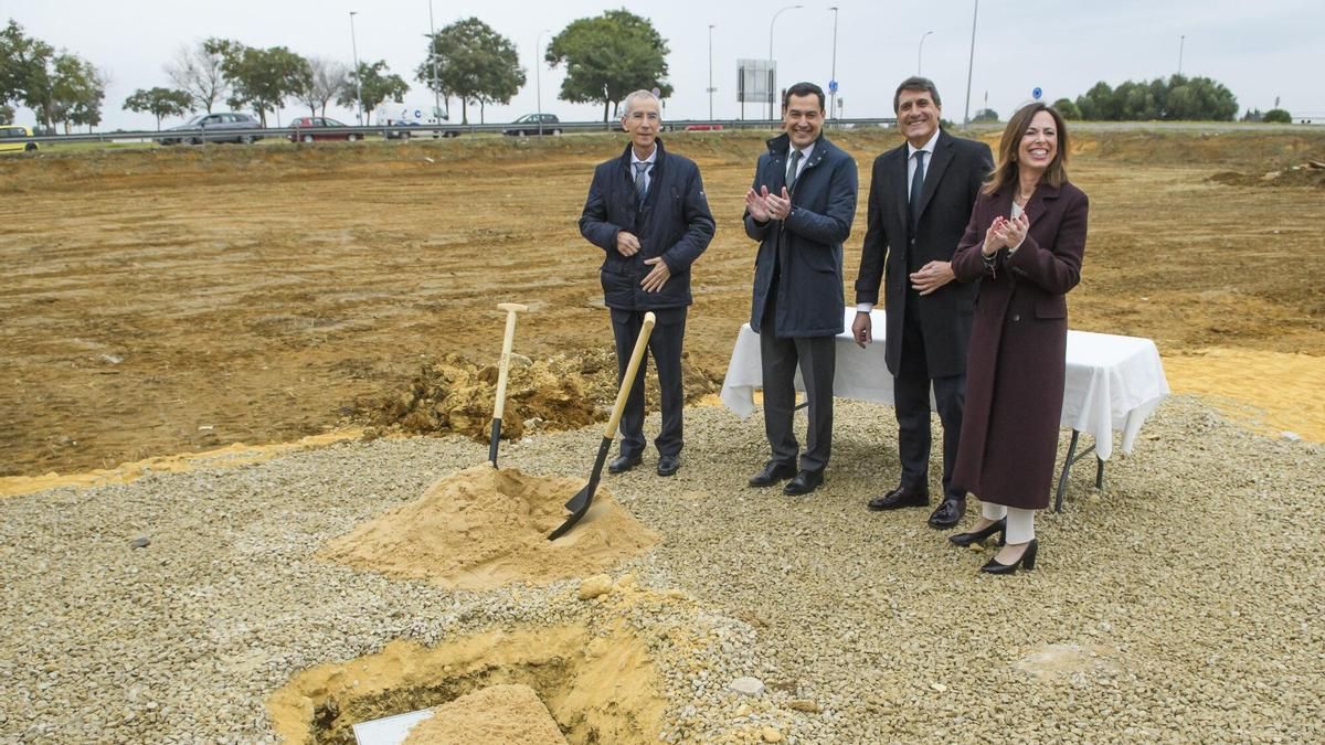 El presidente andaluz, Juanma Moreno, durante el acto de colocación de la primera piedra de una promoción de vivienda pública en Utrera.
