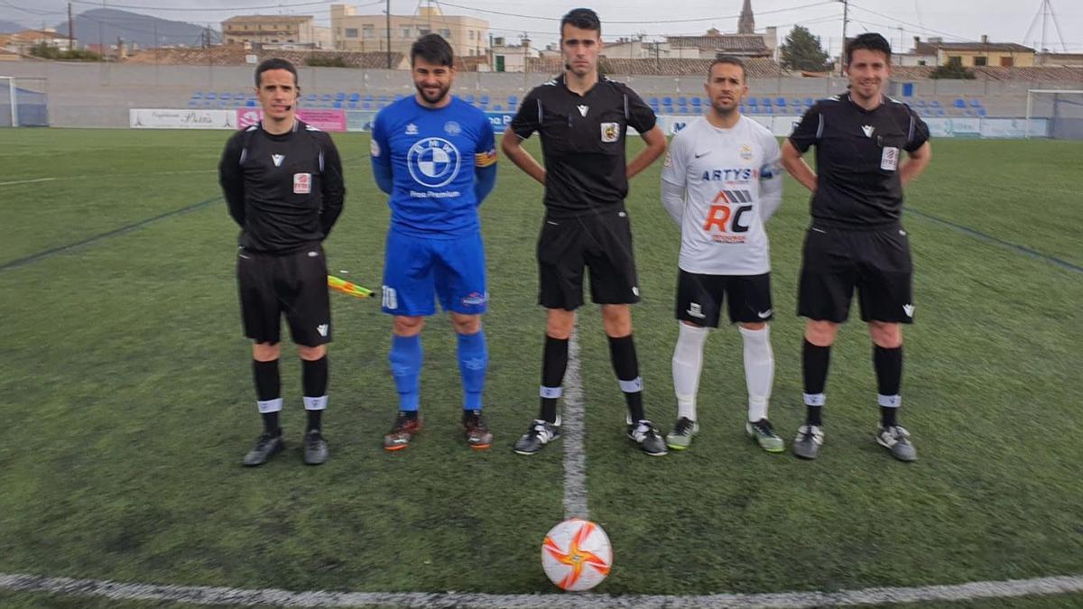 El trío arbitral, con los capitanes del Binissalem y del Rotlet Molinar