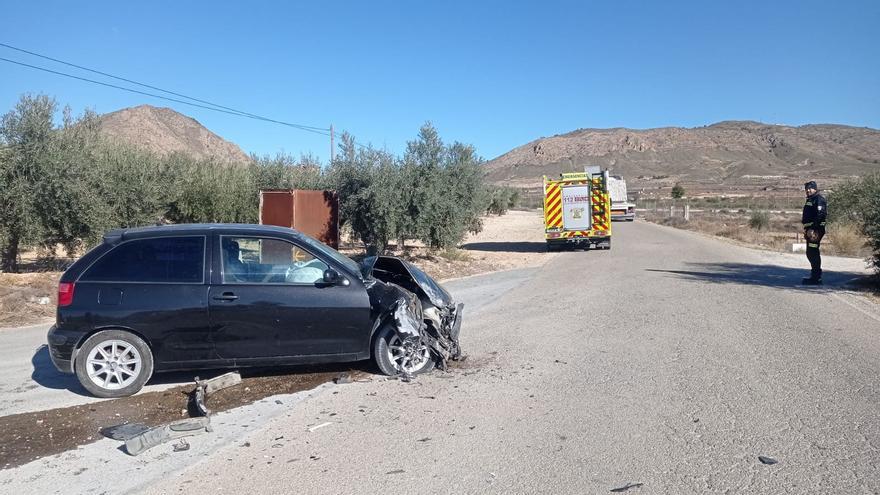 Herida tras estrellar su coche contra un camión que transportaba bloques de mármol en Lorca