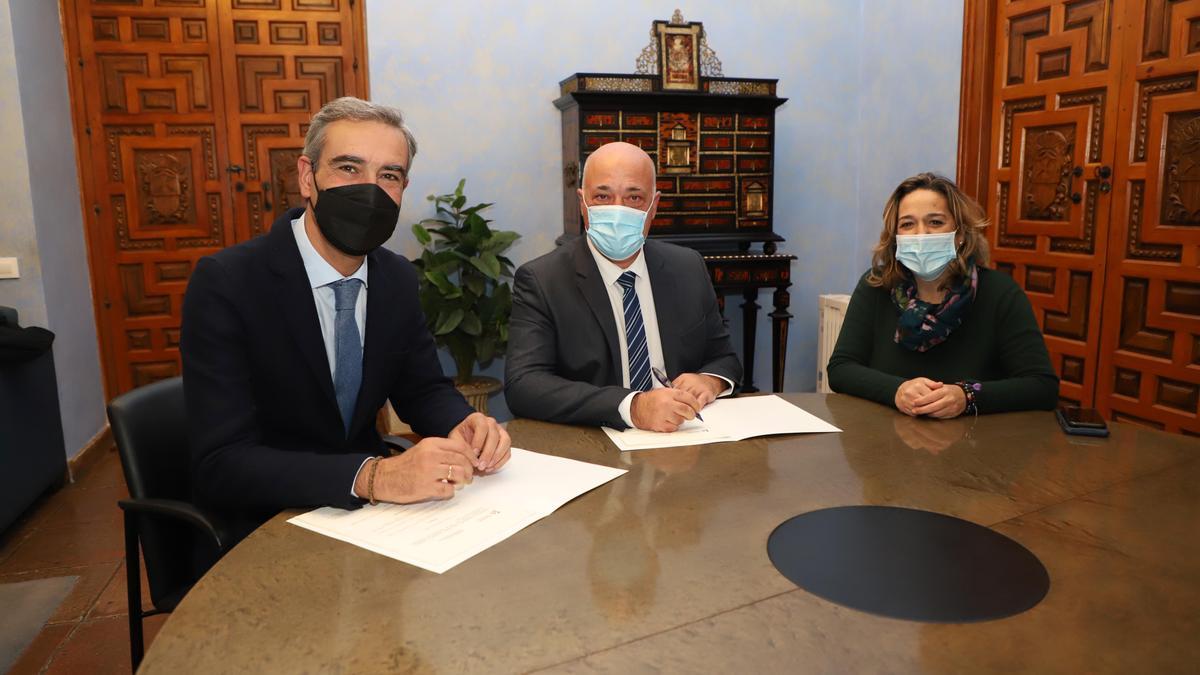 José María Gala, Antonio Ruiz y Salud Navajas, durante la firma del convenio.