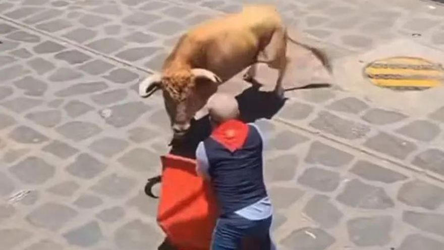 Brutal cogida en una calle de Mexico ... ¡Hasta sangra!