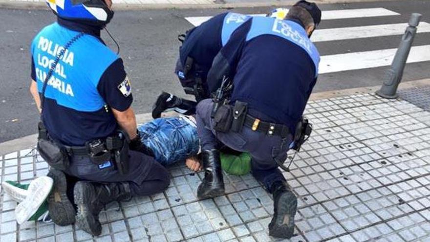 Tres agentes, durante la detención en la calle Aguadulce.