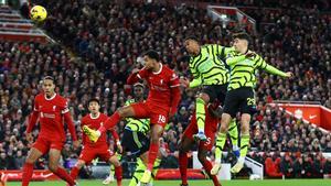 Gabriel Magalhaes se adelanta a Konaté y Gakpo para marcar el 0-1 del Arsenal en Anfield.