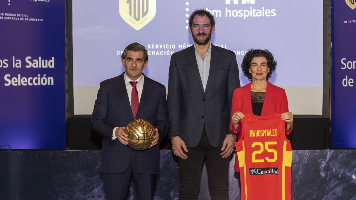 Los doctores Juan y Elena Abarca Cidón, presidentes de HM Hospitales, a ambos lados de Jorge Garbajosa, presidente de la Federación Española de Baloncesto, en la presentación del acuerdo alcanzado por las dos entidades.