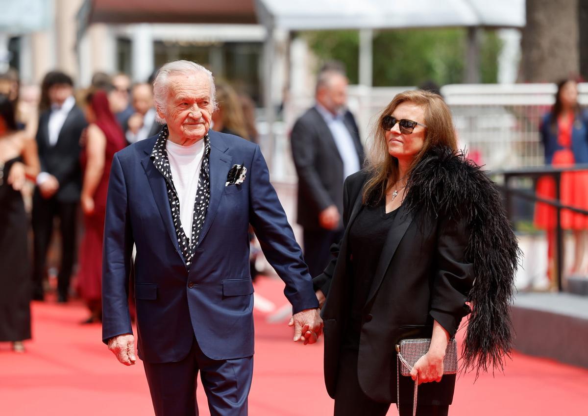 Jerzy Skolimowski (L) y Ewa Piaskowska (R) asisten al estreno de 'Nagi Notes'