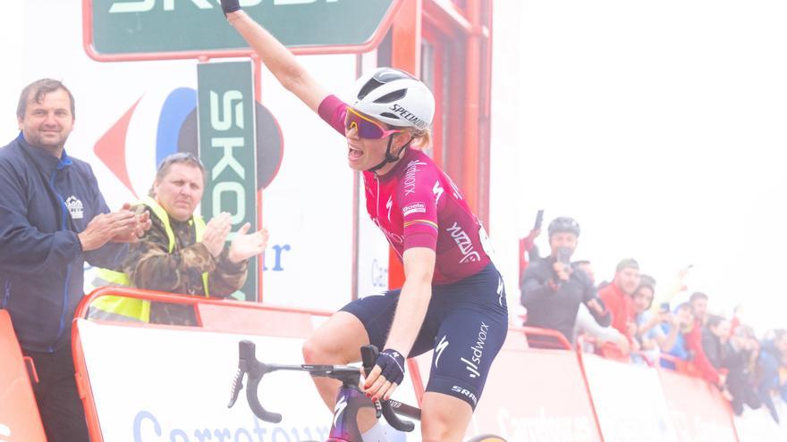 La Vuelta: el ciclismo femenino entra en la épica en unos Lagos memorables