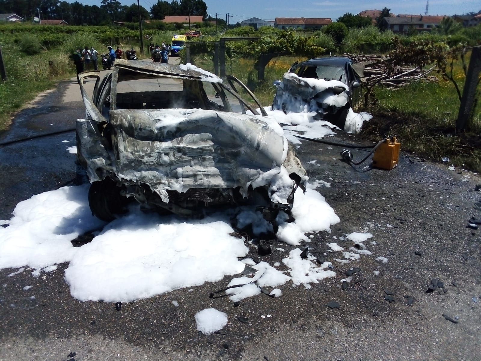 Arde un coche tras una colisión en Sanxenxo