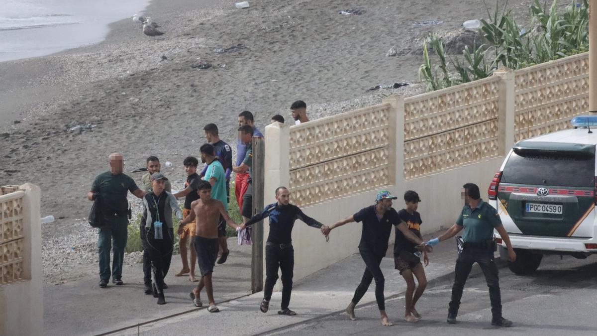 Continúa la llegada de migrantes a nado a las costas de Ceuta