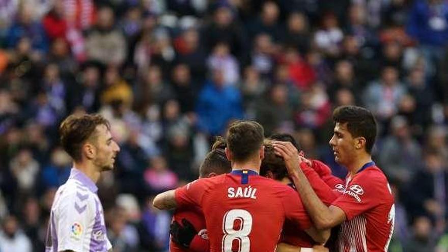 Los jugadores del Atlético celebran uno de los goles.