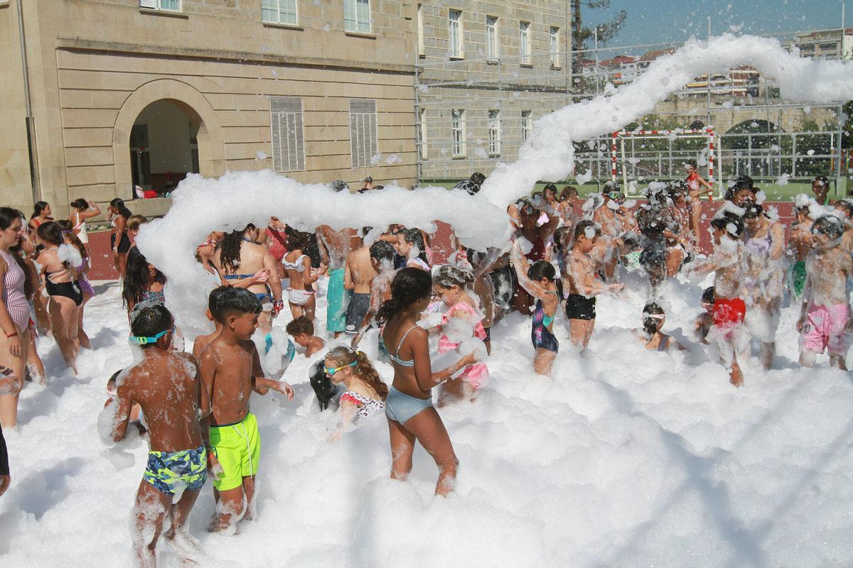 Los niños y niñas del campamento disfrutaron de la fiesta de la espuma.