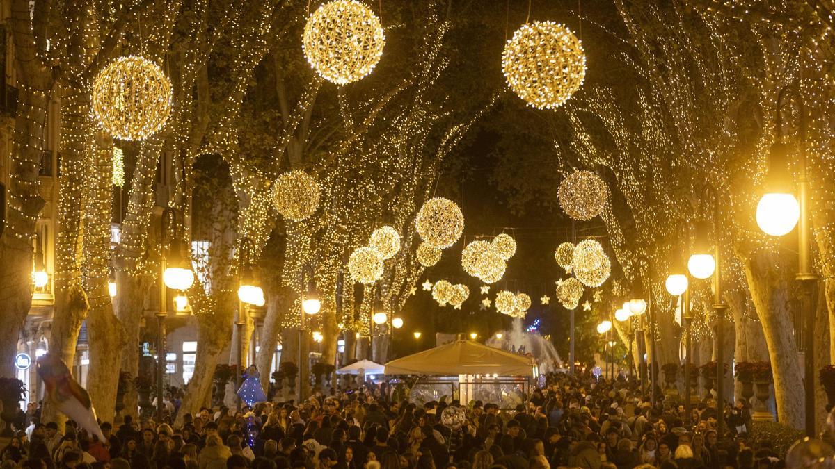 El encendido de luces de Palma abarrota la Plaza de España con un espectáculo acrobático