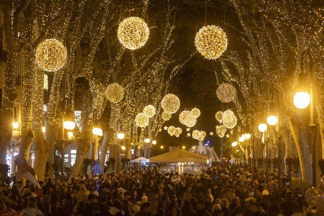 El encendido de luces de Palma abarrota la Plaza de España con un espectáculo acrobático
