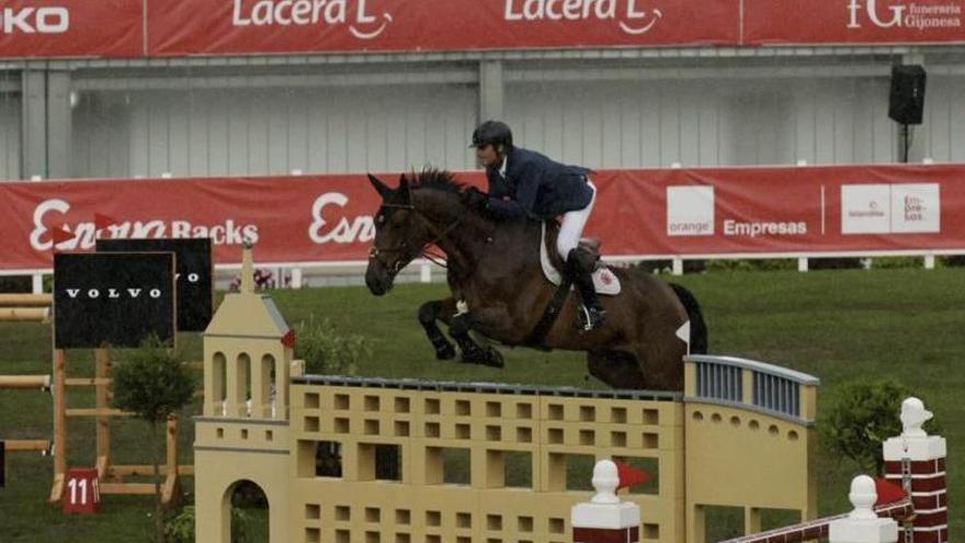 Eduard Schmitz rompe bajo la lluvia la sequía Suiza en el Hípico de Gijón