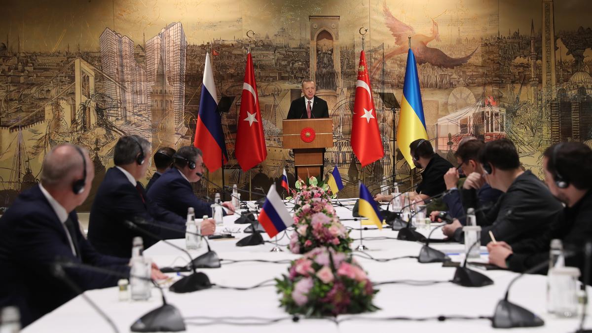 Reunión entre Rusia y Ucrania en Estambul, este martes.