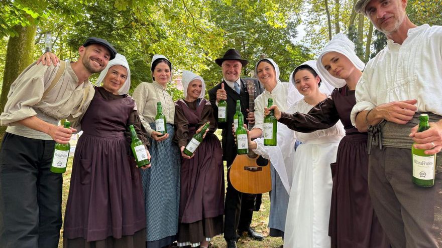 Arriba, integrantes del Cercle Oliver de Clisson, con instrumentos y botellas de sidra. A la derecha, un momento de la actuación en el parque del Muelle. | I.B.