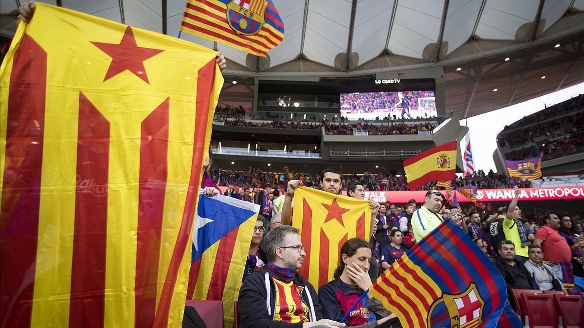 ’Estelades’, ’senyeres’ y una bandera española en la grada del Barça en el Wanda.