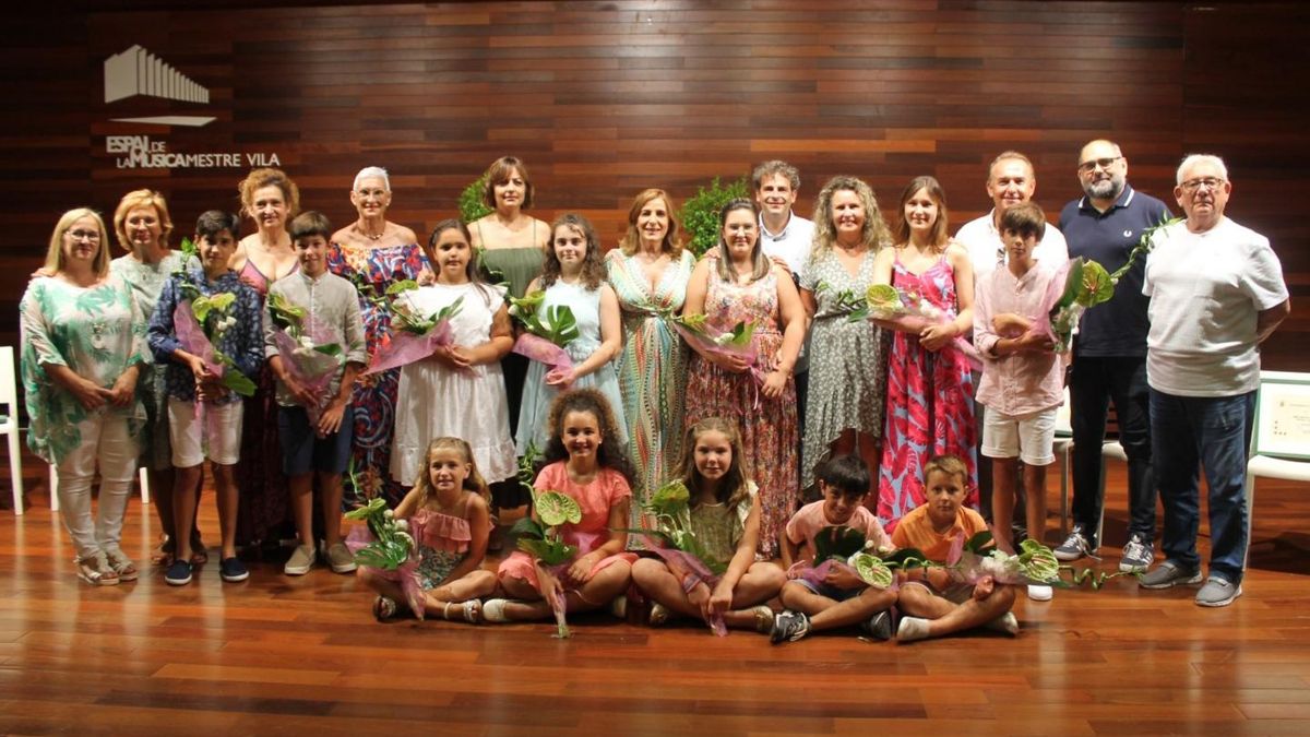 Foto de familia de las reinas y los festeros, junto a ediles del Ayuntamiento, con la alcaldesa, Susana Marqués, en cabeza.