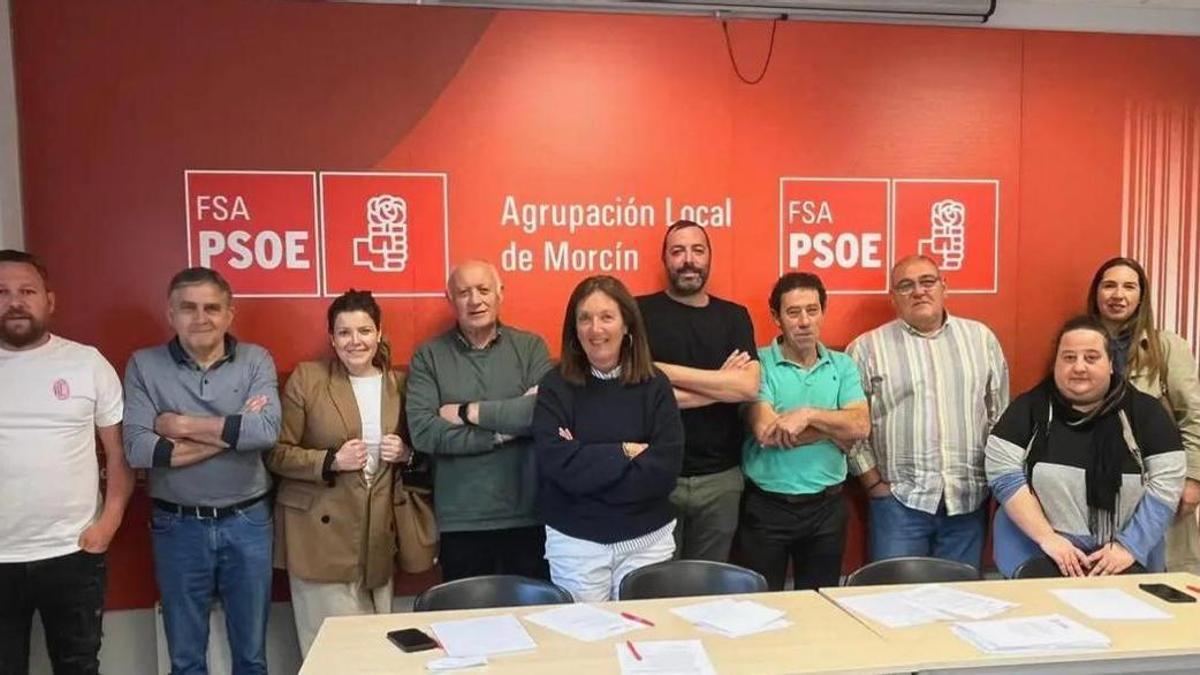 Santiago Fernández, en el centro con camiseta negra, junto a la nueva ejecutiva del PSOE de Morcín.