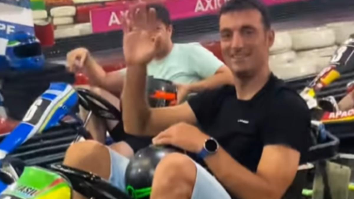 Lionel Scaloni saluda a la cámara en la carrera de karts que terminó ganando.